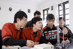 Đội tuyển Vật lý trường THPT Chuyên Bắc Giang luyện tập cho kỳ thi học sinh giỏi quốc gia. (Ảnh: Quý Trung/TTXVN)
