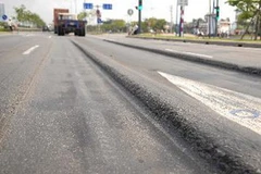 Đại lộ Đông Tây sụt lún nghiêm trọng. (Ảnh: Mạnh Linh/TTXVN)