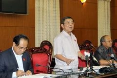 Đại biểu Quốc hội tỉnh Hà Tĩnh Vũ Kim Cự thảo luận ở tổ. (Ảnh: Trọng Đức/TTXVN)