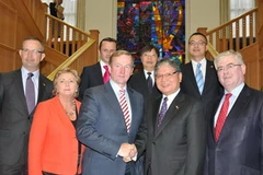 Bộ trưởng Hà Hùng Cường đã có cuộc tiếp kiến Thủ tướng Ireland Enda Kenny. (Ảnh: Ngân Bình/Vietnam+)