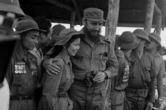 Ngài Fidel Castro và nữ anh hùng Quân giải phóng miền Nam Việt Nam Tạ Thị Kiều. (Nguồn: TTXVN)