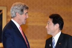 Ngoại trưởng Nhật Bản Fumio Kishida (phải) và Ngoại trưởng Mỹ John Kerry trước cuộc hội đàm. (Nguồn: AFP/TTXVN)