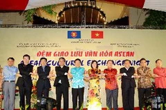 Bộ trưởng Ngoại giao Phạm Bình Minh với Đại sứ các nước ASEAN tại Đêm giao lưu văn hóa ASEAN. (Ảnh: An Đăng/TTXVN)