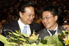 Thủ tướng Nguyễn Tấn Dũng và Giáo sư Ngô Bảo Châu. (Ảnh: Đức Tám/TTXVN)