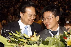 Thủ tướng Nguyễn Tấn Dũng và Giáo sư Ngô Bảo Châu. (Ảnh: Đức Tám/TTXVN)