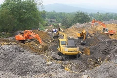 Tìm kiếm các nạn nhân bị chôn vùi. (Nguồn: Thanh Niên)