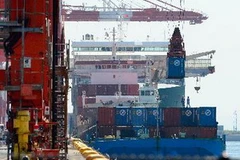 Tàu chở container hàng cập cảng Tokyo ngày 19/9. (Nguồn: AFP/TTXVN)