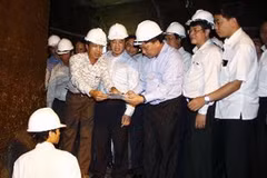 Phó Thủ tướng Nguyễn Xuân Phúc kiểm tra việc khắc phục sự cố ở Nhà máy thủy điện Sông Tranh 2. (Ảnh: Hứa Chung/TTXVN)