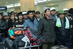 Người lao động Việt Nam chờ làm thủ tục xuất cảnh tại sân bay Zarzis ở Djerba, Tunisia. (Ảnh: Nhan Sáng/TTXVN)