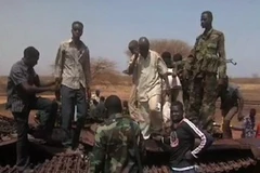 Binh sỹ Sudan bên xe bọc thép bị đốt cháy trong cuộc xung đột với quân đội Nam Sudan, ngày 29/3. (Nguồn: AFP/TTXVN)