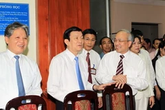 Chủ tịch nước Trương Tấn Sang thăm phòng thực hành xét xử của các học viên Học viện Tư pháp. (Ảnh: Nguyễn Khang/TTXVN)