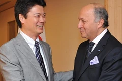 Ngoại trưởng Nhật Bản Koichiro Gemba và người đồng cấp Pháp Laurent Fabius trong cuộc gặp song phương tại Tokyo. (Nguồn: Getty Images)