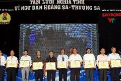 Các tập thể nhận bằng khen của TLĐ LĐVN vì đã có thành tích trong việc gây quỹ quyên góp, ủng hộ. (Ảnh: Nguyễn Dân/TTXVN)