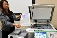 Nhân viên hãng Toshiba giới thiệu hệ thống máy photocopy "Loops" tại Tokyo. (Nguồn: AFP/TTXVN)
