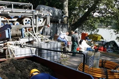 Cải tạo, nạo vét Hồ Hoàn Kiếm bằng công nghệ của Đức. (Ảnh: Anh Tuấn/TTXVN)