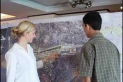 Đại diện Công ty AREP (trái) thuyết trình các ý tưởng quy hoạch đảo Gò Găng trong tương lai. (Nguồn: baobariavungtau.com.vn)