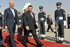 Phó tổng thống Joe Biden (trái) tới căn cứ không quân Chaklala ở Rawalpindi. (Nguồn: AFP/TTXVN)