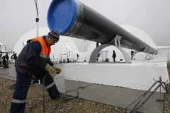 Công nhân kiểm tra một phần đường ống dẫn khí trước lễ khởi công dự án "Dòng chảy phương Nam" do Gazprom cùng ba đối tác Italy, Đức và Pháp làm chủ đầu tư . (Nguồn: AFP/TTXVN)