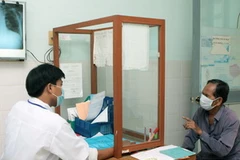 Cán bộ y tế Trung tâm y tế huyện Tân Phước (Tiền Giang) khám, tư vấn, điều trị cho bệnh nhân lao. (Ảnh: Dương Ngọc/TTXVN)