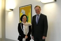 Đại sứ Nguyễn Thị Hoàng Anh và Thủ hiến Stephan Weil trước cuộc gặp gỡ. (Ảnh do Đại sứ quán cung cấp)