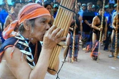 Già làng Cơ Tu với chiếc kèn đinh tuk trong ngày hội. (Nguồn: Báo Tin Tức)