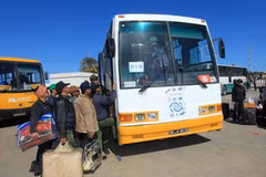 Người lao động Việt Nam rời trại tị nạn. (Ảnh: Nhan Sáng/TTXVN)