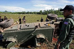 Lực lượng an ninh điều tra tại hiện trường một vụ nổ bom ở Pattani. (Nguồn: AFP/TTXVN)