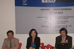 Ông Từ Minh Thiện (phải) giới thiệu với các nhà báo về Trung tâm phát triển thiết kế ADS. (Ảnh Hà Huy Hiệp/Vietnam+) 