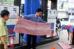 Kiểm tra các điểm kinh doanh xăng dầu tại Hà Nội. (Ảnh: Trần Việt Tú/TTXVN)