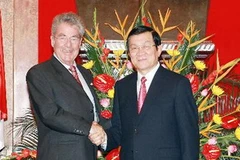 Chủ tịch nước Trương Tấn Sang đón Tổng thống Heinz Fischer. (Ảnh: Nguyễn Khang/TTXVN)