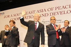 Tổng Bí thư Nguyễn Phú Trọng đến thăm và phát biểu tại Trường Chính sách công Lý Quang Diệu. (Ảnh: Trí Dũng/TTXVN)