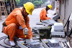 Cải tạo lưới điện, chống quá tải trong cấp điện mùa hè 2010. (Ảnh: Ngọc Hà/TTXVN)