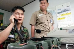 Sỹ quan Hàn Quốc đang kiểm tra đường dây nóng liên lạc quân sự giữa Triều Tiên với Hàn Quốc ngày 10/8/2005. (Nguồn: Yonhap/TTXVN)