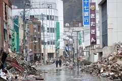 Cảnh tàn phá sau động đất và sóng thần tại thành phố Kesennuma ở Miyagi ngày 20/3. (Nguồn: THX/TTXVN)