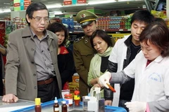 Kiểm tra các mẫu gia vị tại siêu thị Vân Hồ (quận Hai Bà Trưng). (Ảnh: Dương Ngọc/TTXVN)