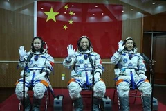 Ba nhà du hành vũ trụ Trương Hiểu Quang (phải), Nhiếp Hải Thắng (giữa) và Vương Á Bình (trái) tại trung tâm Phóng vệ tinh Cửu Tuyền ngày 11/6, trước chuyến bay. (Nguồn: THX/TTXVN)