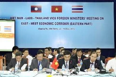Hội nghị Thứ trưởng Ngoại giao ba nước Việt Nam-Lào-Thái Lan về Hành lang Kinh tế Đông-Tây (phần phía Đông). (Ảnh: Hồ Cầu/TTXVN)