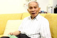 Giáo sư Hoàng Tụy với tấm bằng chứng nhận giải thưởng Constantin Caratheodory đầu tiên trên thế giới. (Ảnh: Bích Ngọc/TTXVN)