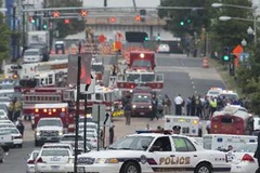 Cảnh sát và nhân viên cứu hỏa triển khai tại khu vực xảy ra vụ xả súng. (Nguồn: AFP/TTXVN)