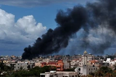 Khói bốc lên từ trung tâm thành phố Sirte ngày 13/10. (Nguồn: AFP/TTXVN)