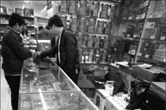 Một cửa hàng bán lẻ với tấm biển thu mua quà biếu sau Tết. (Ảnh: Chinadaily)