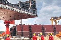 Lắp ráp tổng đoạn tàu tại Công ty công nghiệp tàu thủy Dung Quất (Quảng Ngãi). (Ảnh: Thanh Long/TTXVN)