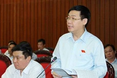 Bộ trưởng Tài chính Vương Đình Huệ giải đáp ý kiến của các đại biểu. (Ảnh: Doãn Tấn/TTXVN)