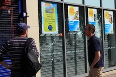 Quang cảnh tàn phá trên đường Deptford High Street sau đêm 8/8. (Ảnh: Lê Dương/Vietnam+)