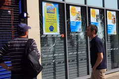 Quang cảnh tàn phá trên đường Deptford High Street sau đêm 8/8. (Ảnh: Lê Dương/Vietnam+)