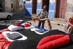 Quá trình chế tạo búp bê khổng lồ. (Ảnh: Internet)