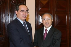 Phó Thủ tướng Nguyễn Thiện Nhân với Ủy viên Quốc vụ Trung Quốc Đới Bỉnh Quốc. (Ảnh: Thống Nhất/TTXVN)