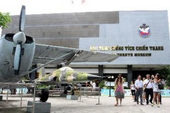 Khách du lịch nước ngoài tham quan bảo tàng Chứng tích chiến tranh Thành phố Hồ Chí Minh. (Ảnh: Phương Vy/TTXVN)