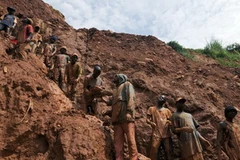 Công nhân làm việc tại mỏ khai thác vàng ở Chudja, gần Bunia, miền đông bắc Congo. (Nguồn: AFP/TTXVN)