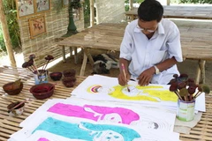 Nghệ nhân Kỳ Hữu Phước, người làm tranh thờ nổi tiếng làng Sình. (Ảnh: Anh Tuấn/TTXVN)